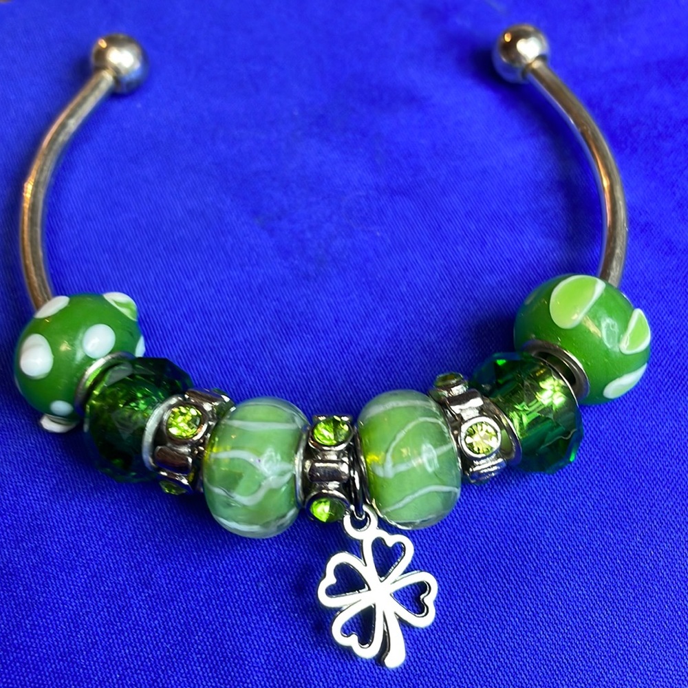 Adorable Saint Patrick’s day bracelet just for your sweetheart to wear